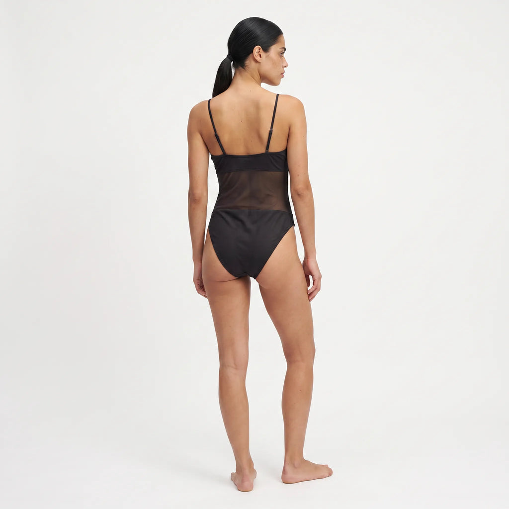 TWO TANNED ONEPIECE - Durchbräunend