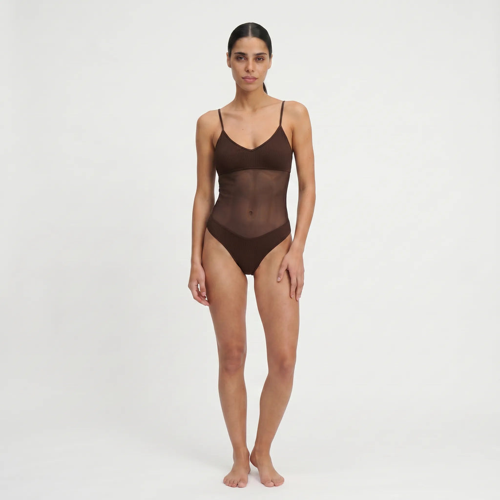 TWO TANNED ONEPIECE - Durchbräunend